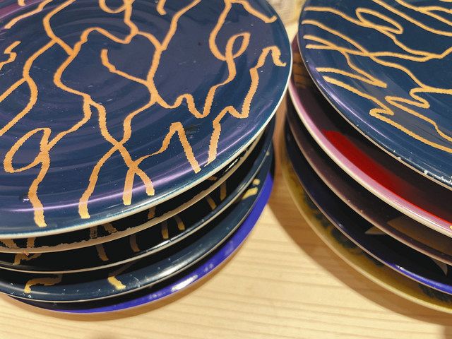 妻と回転ずしに行きました。私が10皿、妻が9皿。すると妻が「体格差があるのに1皿違い!? 店員さんに私が食いしん坊と思われるから、あと5皿食べて」…。何でだよ!