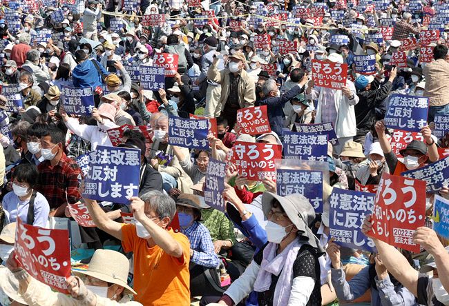 護憲派の大規模集会でプラカードを掲げる人たち＝2022年5月3日、東京都江東区で（隈崎稔樹撮影）