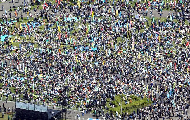 護憲派の大規模集会に集まった大勢の人たち＝2022年5月3日、東京都江東区で（中西祥子撮影）本社へり「あさづる」から