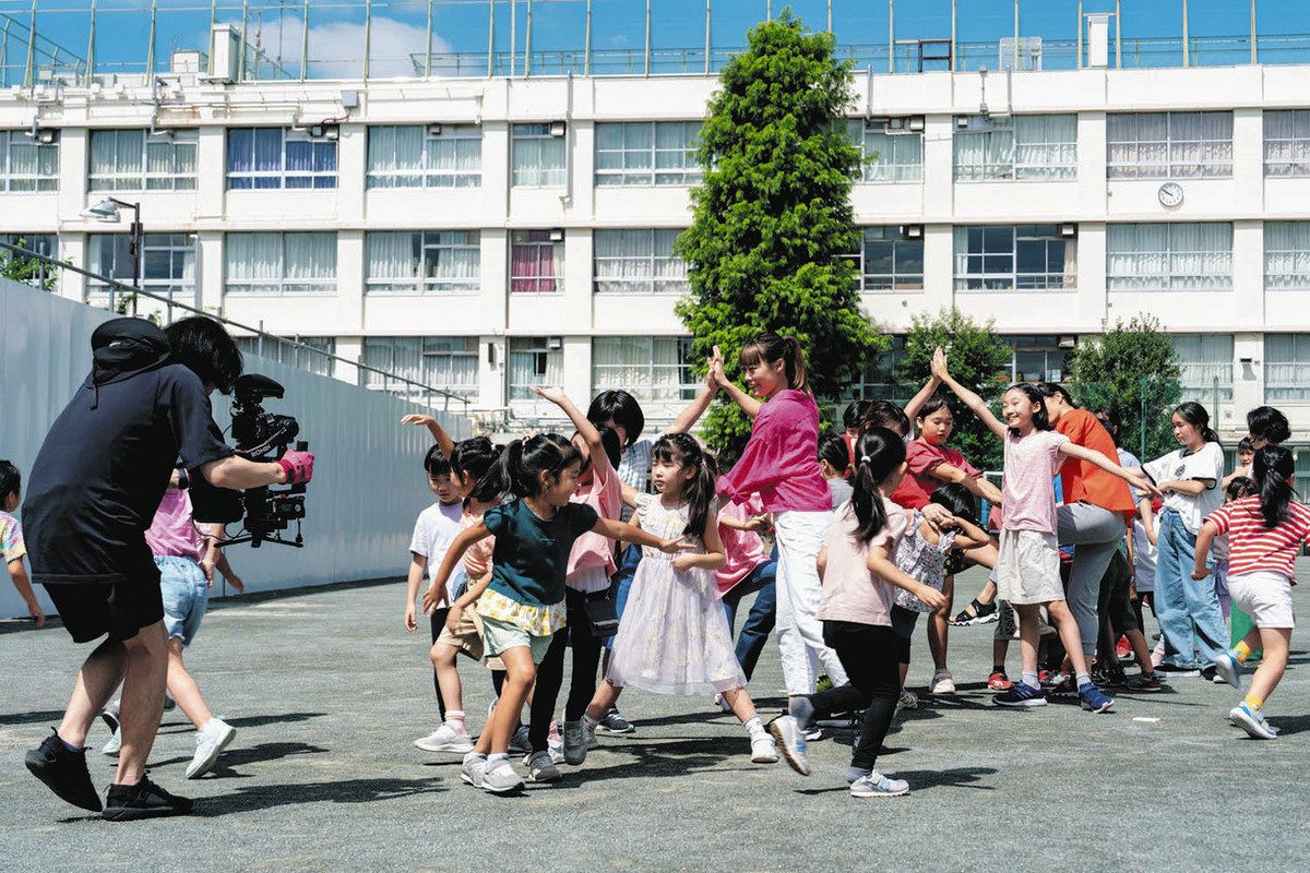 向原小学校への思いを込め、ダンスをする子どもたち＝目黒区で（木村雅章さん撮影） 