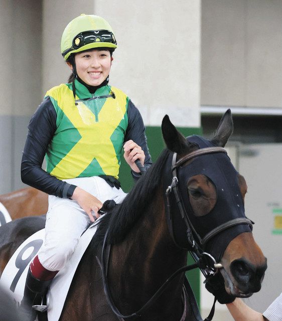 新潟市の新潟競馬場で紀章が勝利した後、馬に乗って微笑む今村騎手。