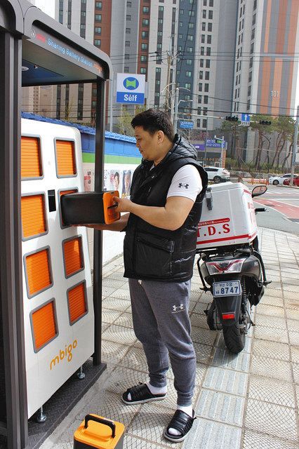 電話ボックスを再利用した電動バイクの充電ブース＝釜山市で