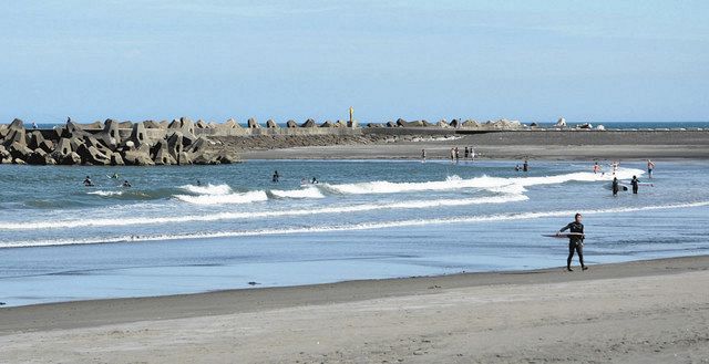 海水浴場の開設中止が決まった一宮海岸。家族連れやサーフィン客の姿が目立つ＝１０日、千葉県一宮町で