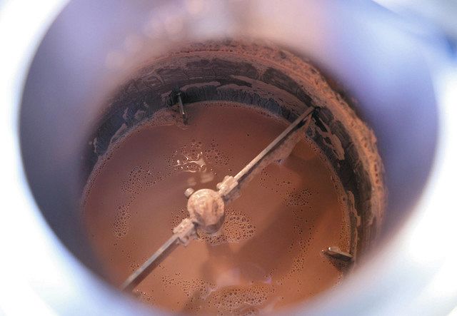 発酵タンク内のスギの発酵液