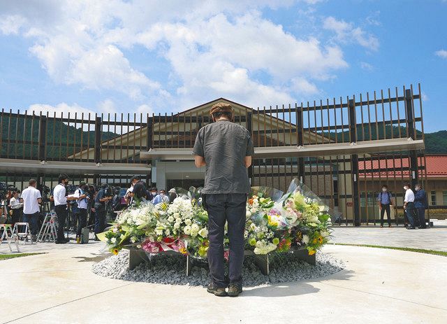 再建された園内に設けられた慰霊碑には遺族らが訪れ献花した＝相模原市緑区で