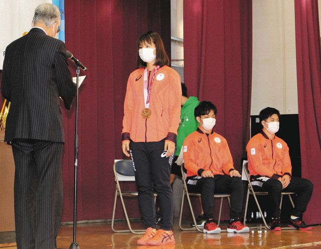 川越市スポーツ賞の表彰を受ける、（左から）萩原紀佳選手、金子和也選手、佐野優人選手
