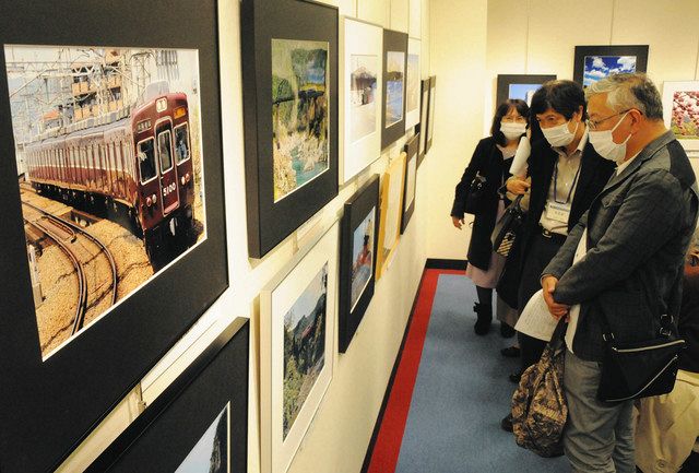 鉄道と風景を絡めた写真や絵画が並ぶ会場＝千代田区の東京交通会館地下１階のシルバーサロンＣで