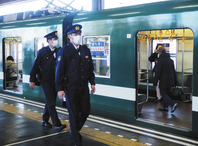事件警戒を兼ね、電車を使って警察署と交番を行き来する警察官＝東京都足立区で