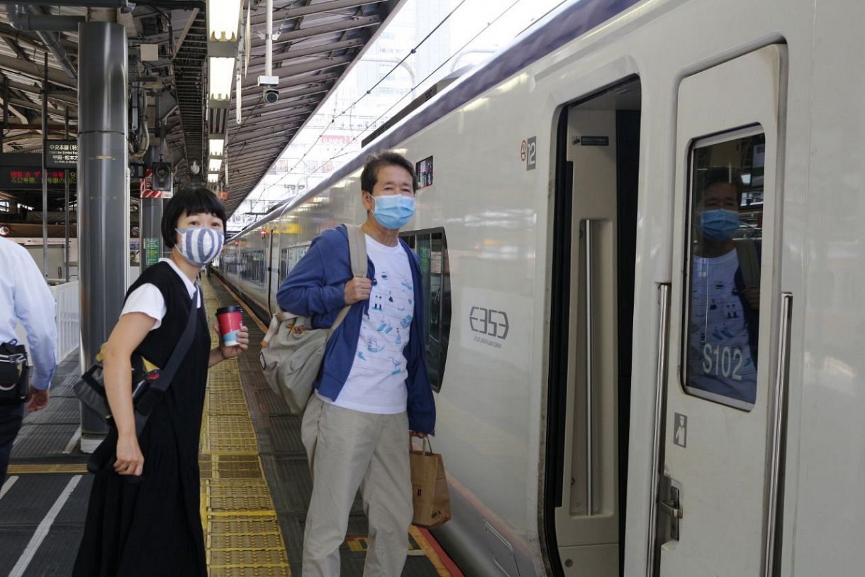 特急列車「あずさ」に乗って、まずは八王子駅を目指します。