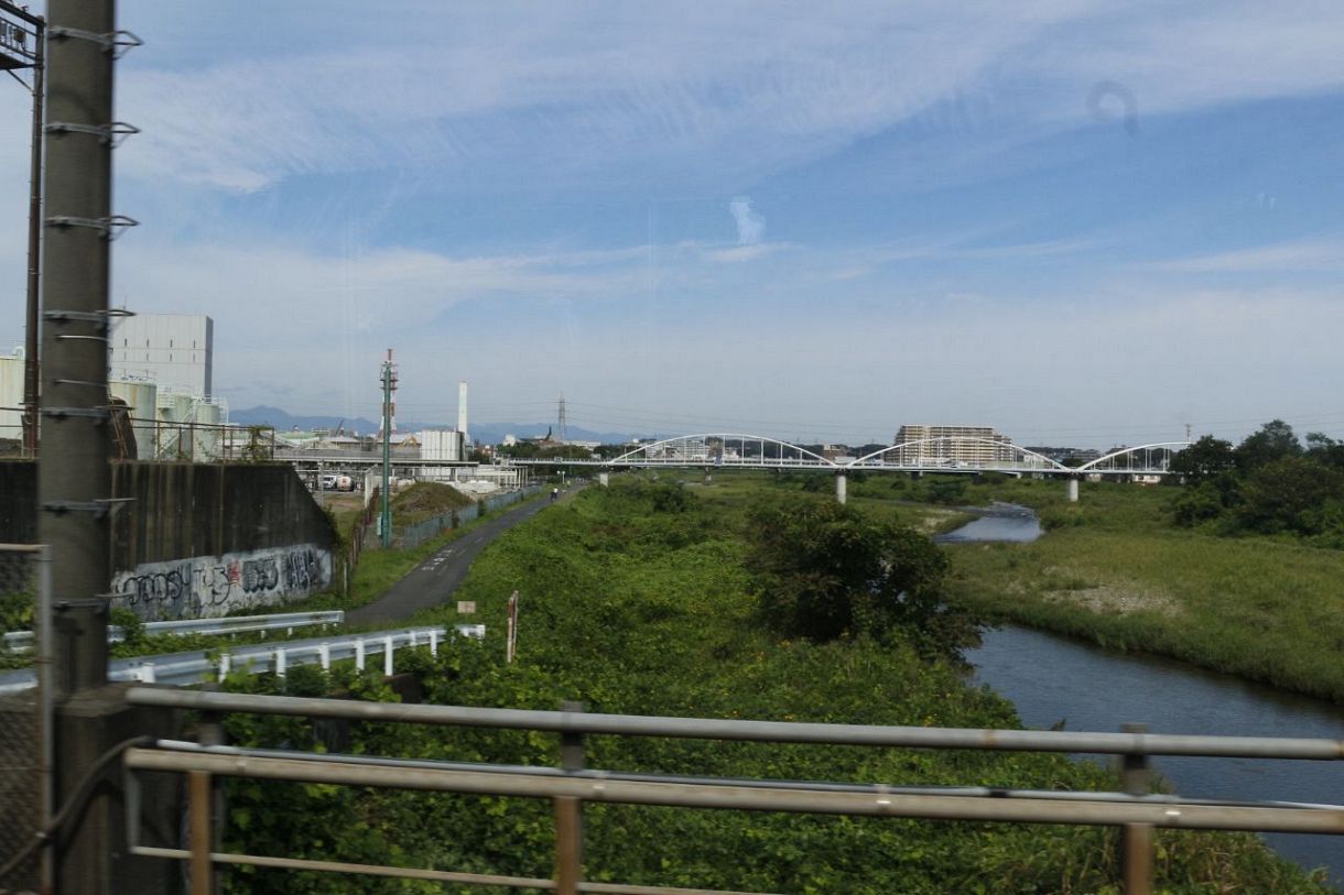 列車からの車窓風景。多摩川の支流の一つ、浅川。もうすぐ八王子駅に到着します。