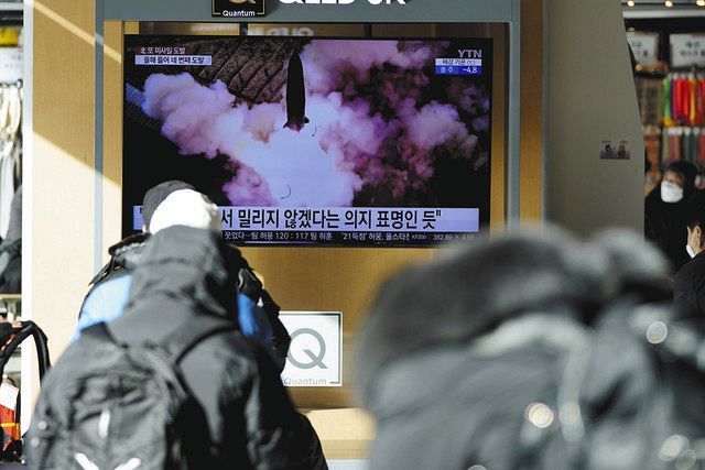 ミサイル発射に関するニュースを眺める韓国の人々（ＡＰ）