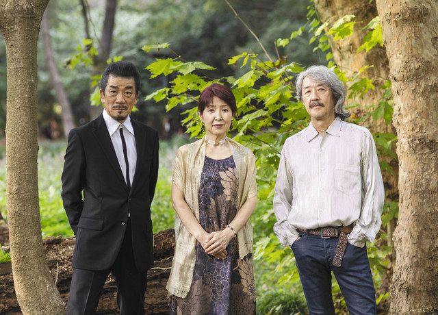 宇崎さん（左）、井上さん（右）と、葉をつけた木々の前にたたずむ徳川さん＝東京・代々木公園で（アミュゼ柏提供） 