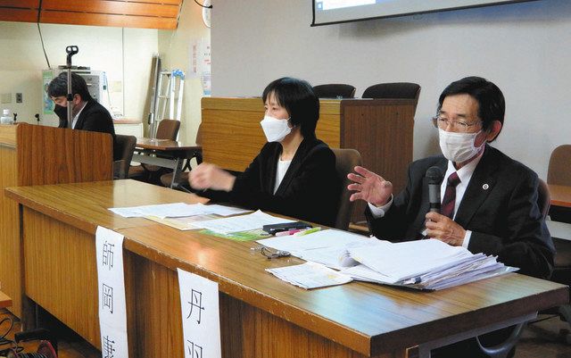 日本の外国人政策の問題を指摘する丹羽雅雄弁護士（右）ら＝川崎市川崎区で
