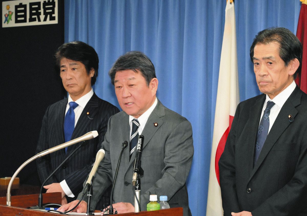 自民党の党紀委員会を終え、記者会見する（左から）田村副委員長、茂木幹事長、逢沢委員長