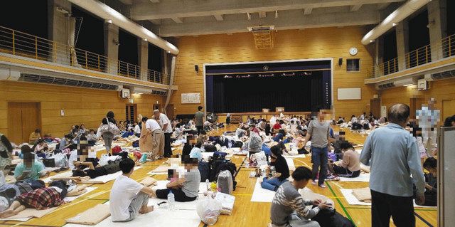 昨年１０月の台風１９号で、足立区の島根小学校に避難した人たち＝区提供
