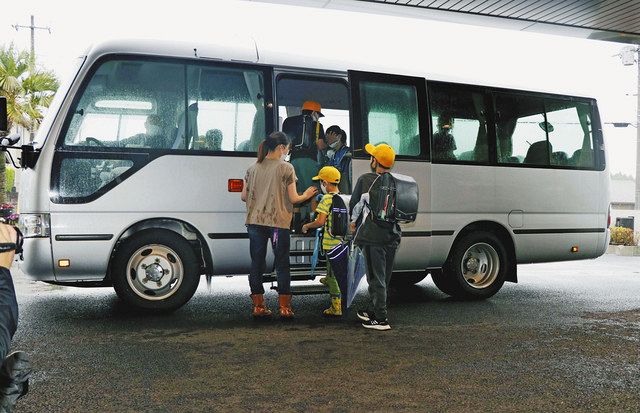 登校用のバスに乗り込む朝陽小の児童ら＝八街市で
