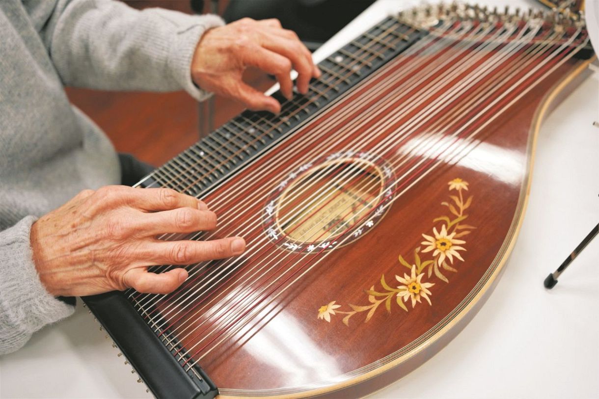 弦楽器「チター」にささげ、人のために奏でた人生 第一人者・内藤敏子