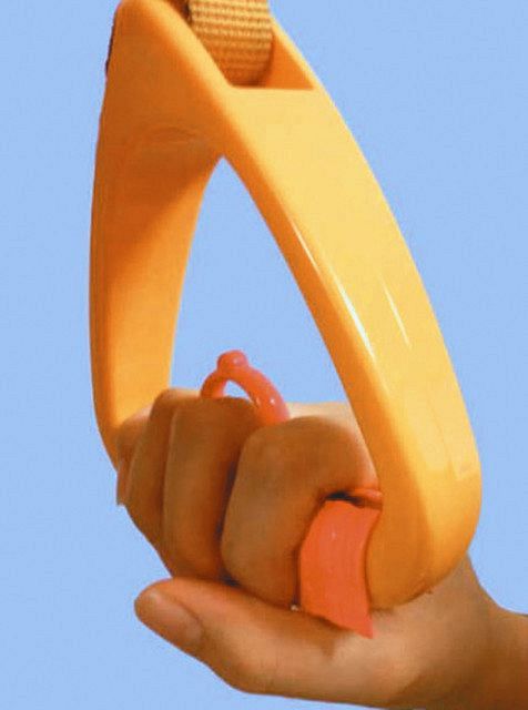 つり革にかぶせて使う「守っ手」。突起部分でエレベーターなどのボタンも押せる（リョウケ提供）