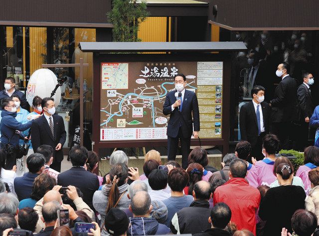 衆議院選の第一声を福島市土湯温泉町で上げる岸田文雄首相。地元の人たちなど３００人が集まった。