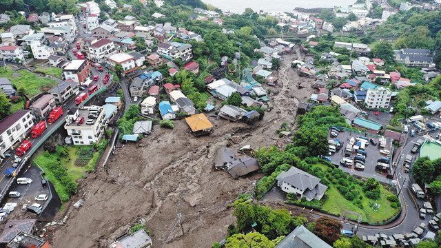 多くの家屋をのみ込み海まで達した土石流＝２０２１年７月、熱海市伊豆山で（ドローンで撮影）