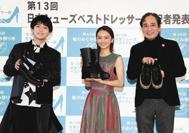 日本シューズベストドレッサー賞の記者発表に臨む（左から）松丸亮吾さん、岡田結実さん、ルー大柴さん＝１１日、千代田区の東京會舘ＬＥＶＥＬ　ＸＸＩで 