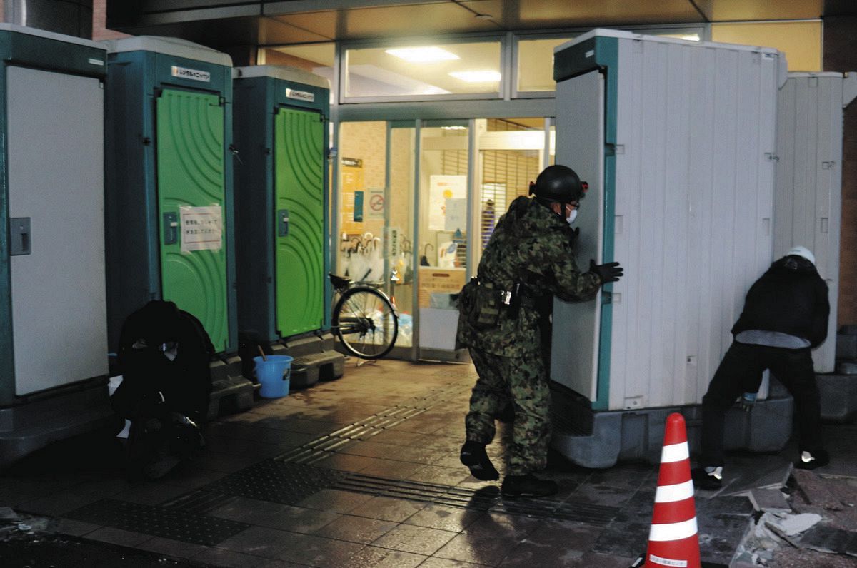 避難所入り口に設置された仮設トイレ＝1月5日、石川県輪島市で