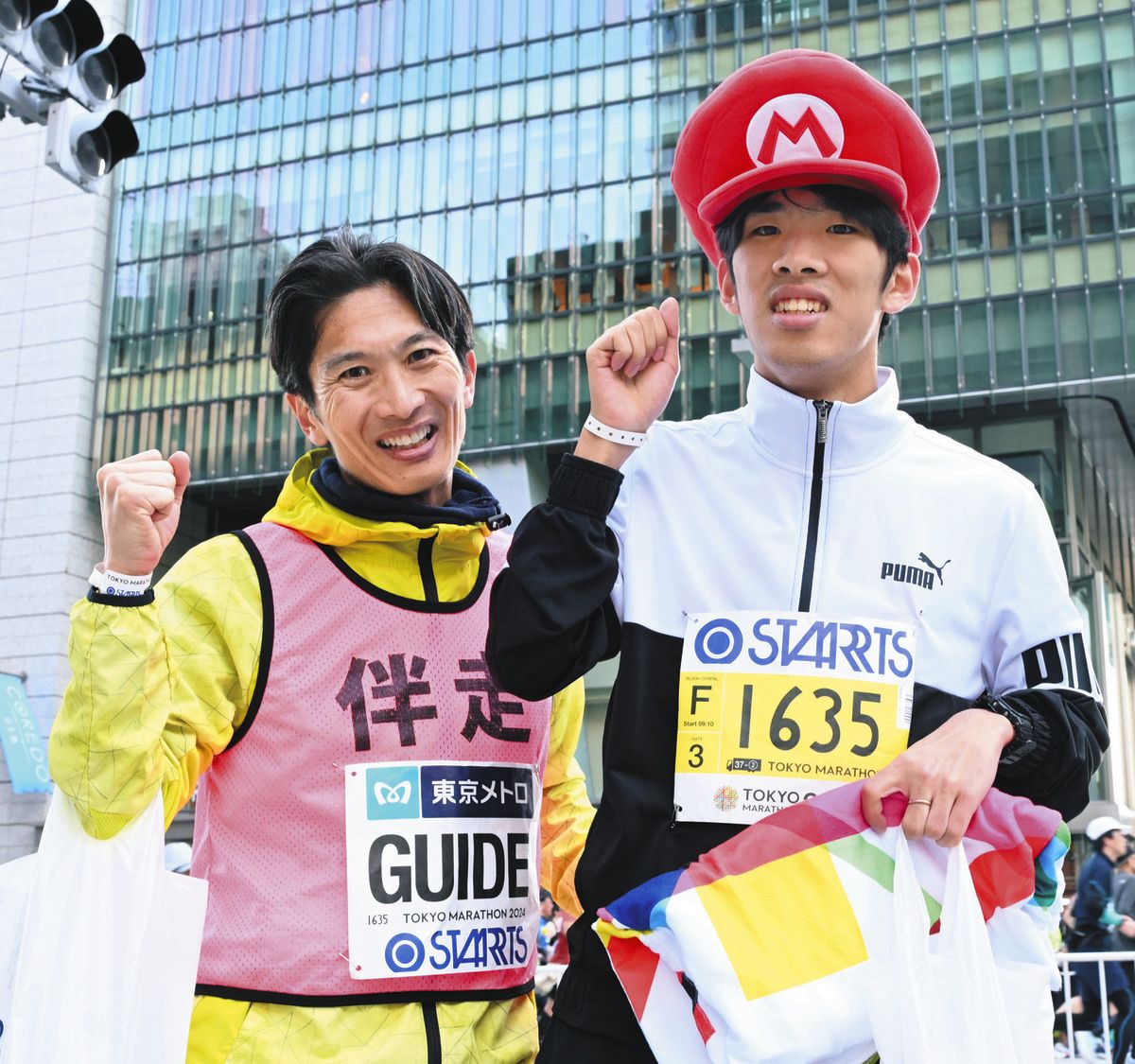 10.7kmの知的障がい者男子で完走した樋口拓弥さん（右）と父の敬洋さん＝3日、東京都中央区で
