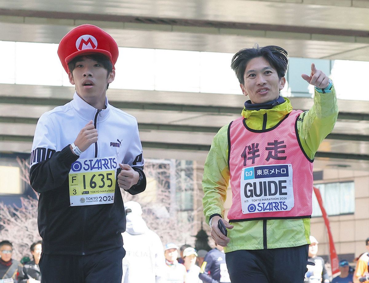 10.7km知的障がい者男子でゴールする樋口拓弥さん（左）と父の敬洋さん