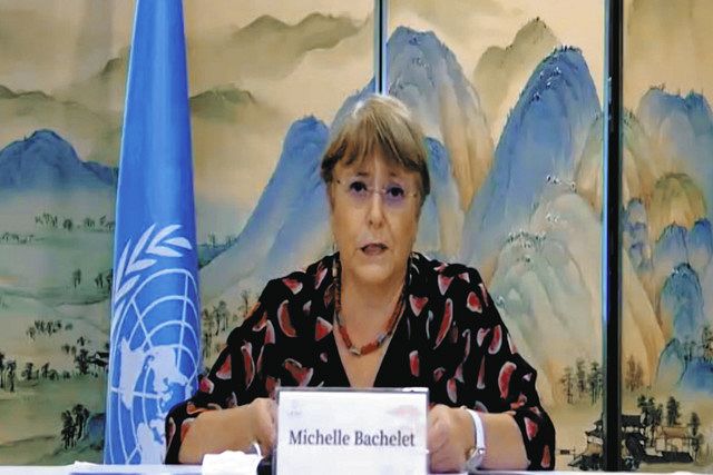 ２８日、中国広東省で行ったオンライン記者会見で、ウイグル視察について説明するバチェレ国連人権高等弁務官（ＡＰ）