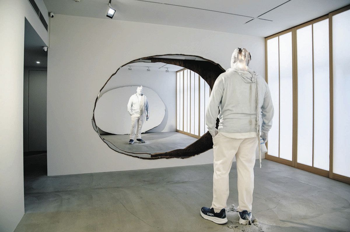 どこに真実を見いだすか ウルス・フィッシャー個展「間違い探し－Spot