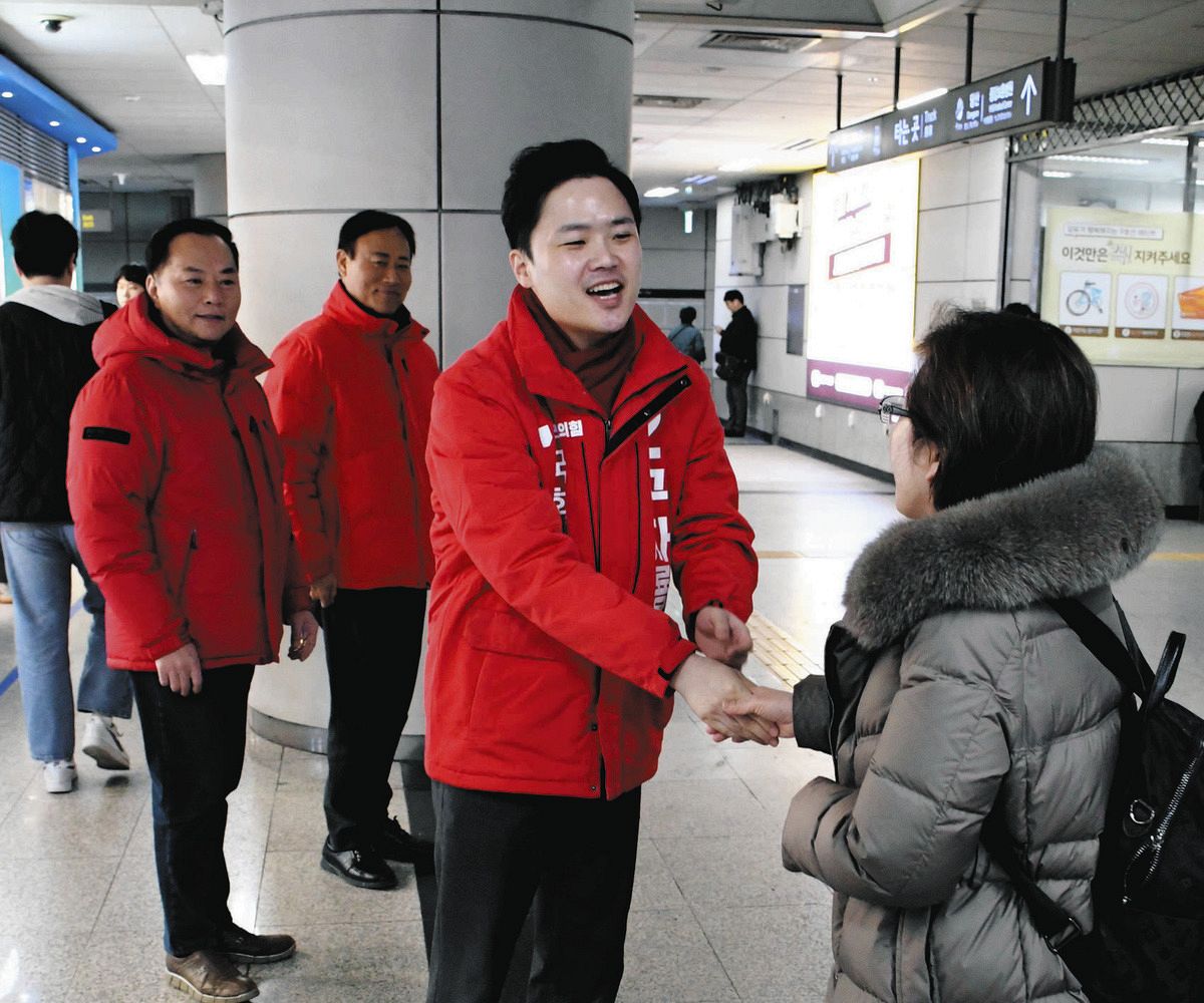 국민의힘 구지룡 후보(가운데)가 13일 서울 지하철 한역에서 시민들에게 인사하고 있다.