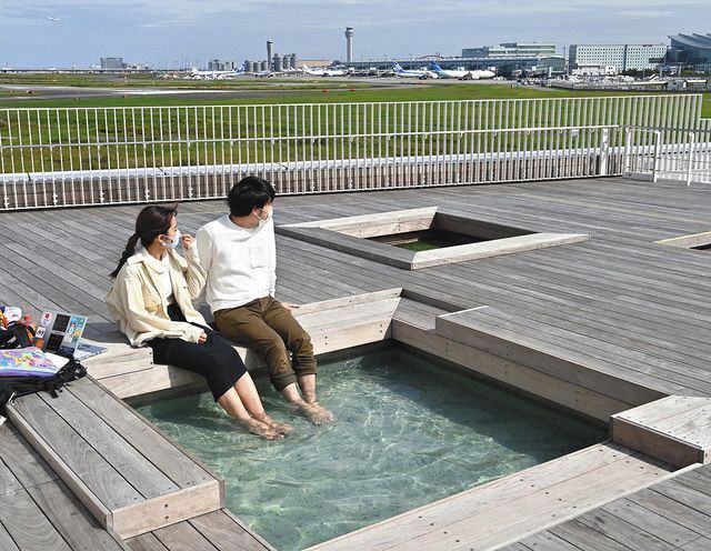 飛行機を眺められる足湯スカイデッキ＝いずれも大田区の羽田イノベーションシティで