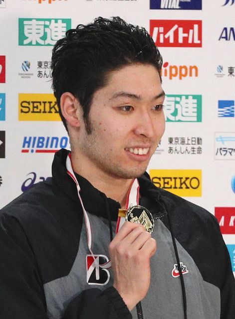 競泳ジャパンオープンでメダルを手にする萩野公介＝６日、東京アクアティクスセンターで