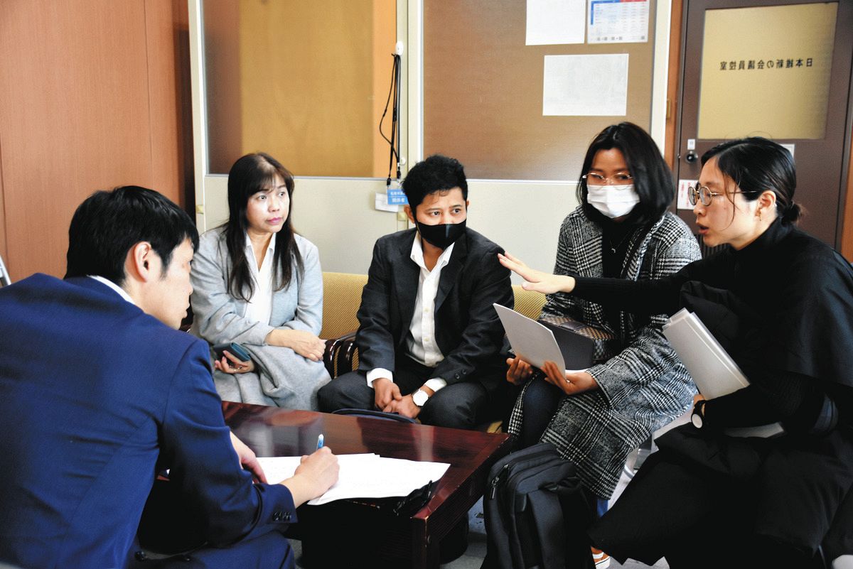 札幌市議会の各会派を回り、意見書提出などの協力を求めるミャンマー人ら＝北海道新聞撮影