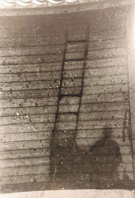 原爆の熱線で、人の影が焼きついた板壁の写真パネルも展示されている＝入間市で
