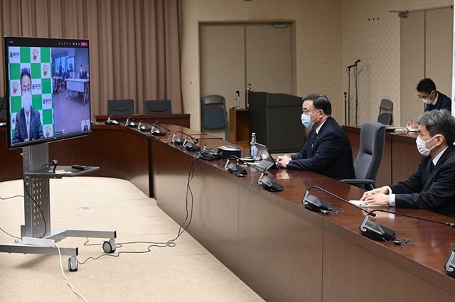 関西電力の森本孝社長と福井県の杉本達治知事らの面会に、梶山弘志経済産業相がオンラインで参加した＝2月12日午後、経産省で