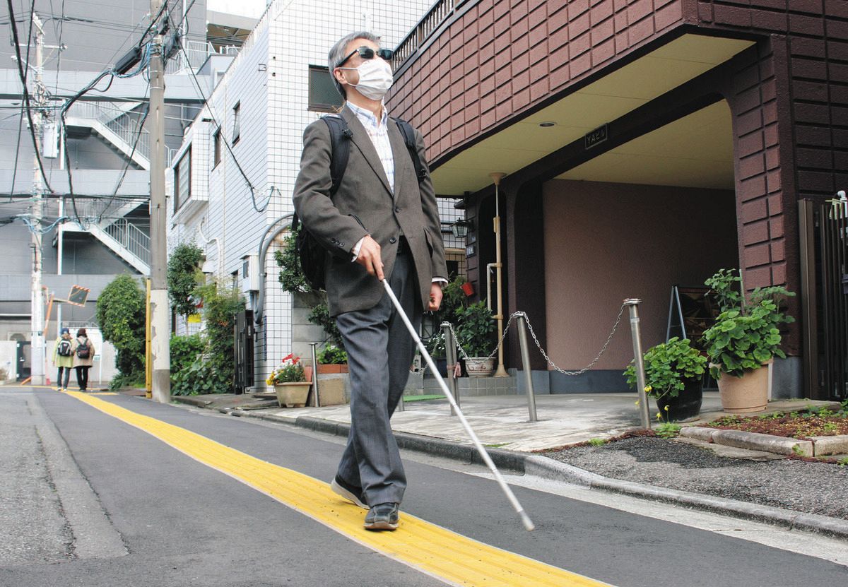 全盲の長島清さんは白杖を使って生活している