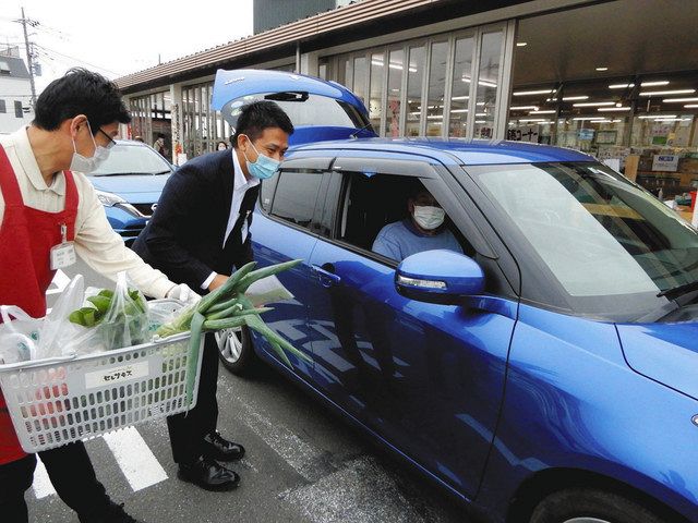 車に乗ったまま農畜産物詰め合わせセットなどを購入できるドライブスルー販売＝宮前区のセレサモス宮前店で