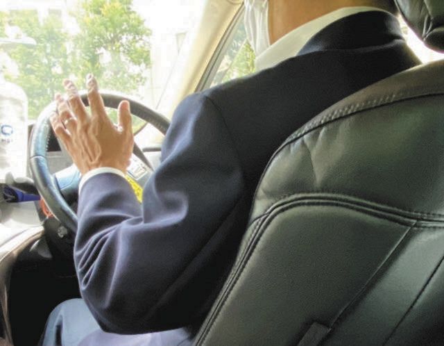 コロナ禍で売り上げは６割減に。「先が見えない」と語るタクシー運転手男性＝都内で
