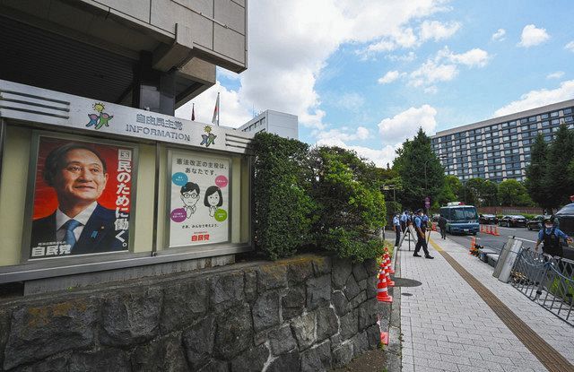 菅首相のポスターが張られた自民党本部前＝9月16日、東京・永田町で