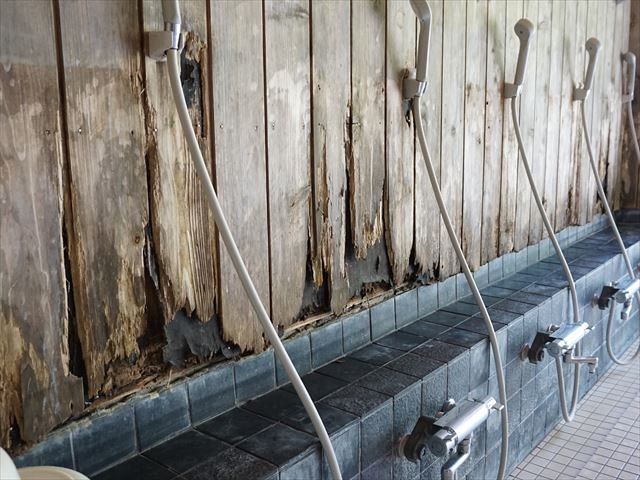 木材が腐食している浴室