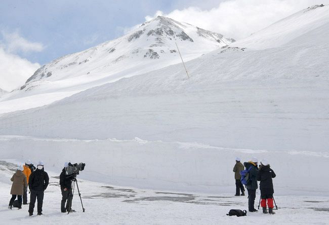 営業再開を前に報道公開された立山黒部アルペンルート。除雪作業はほぼ終了した 
