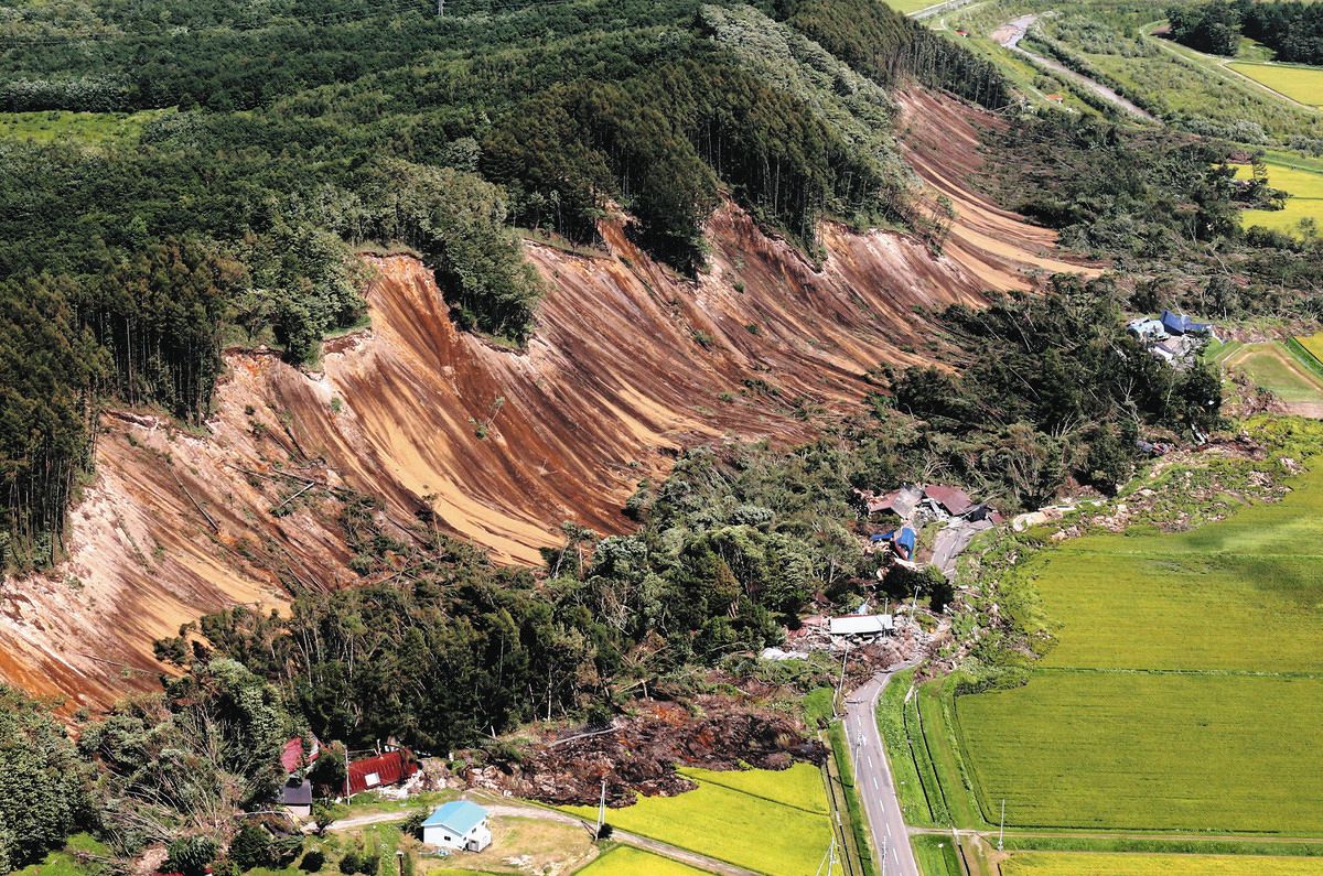 地震の影響で起きた土砂崩れ＝2018年、北海道厚真町（本社ヘリ「まなづる」から）