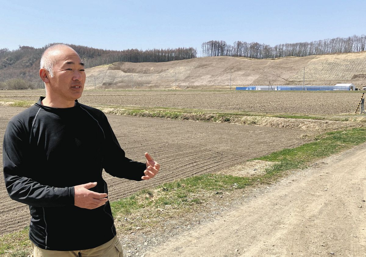 かつて土砂にまみれた現場で農作業に励む早坂さん＝北海道厚真町吉野地区で