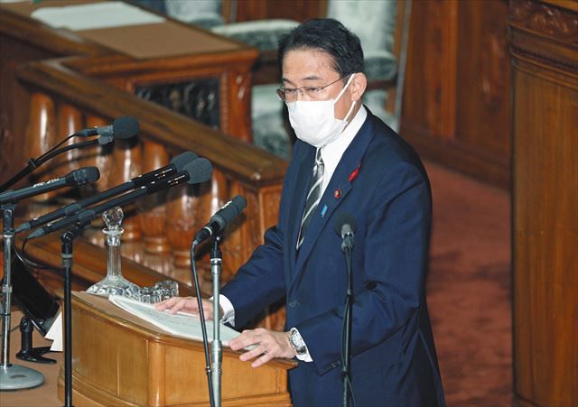 衆院本会議で、所信表明演説をする岸田首相
