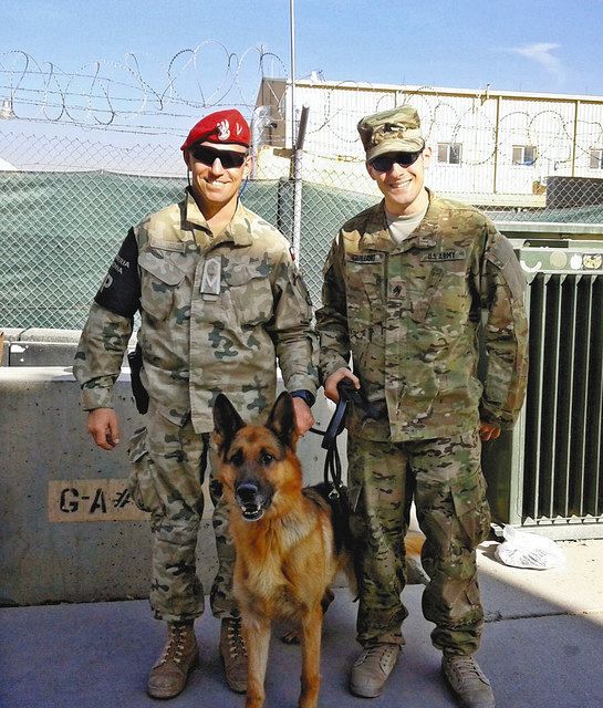 アフガニスタンから帰国する前に写真に収まるザッカリー・ジュリアノさん（右）＝２０１３年１１月、バグラム空軍基地で（本人提供）