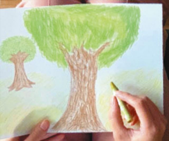 廃棄茶葉を使ったクレヨンで描いた絵＝丸安茶業提供
