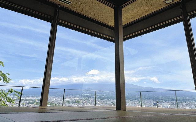 大きな窓から富士山を望む対局会場＝富士宮市で（市提供）
