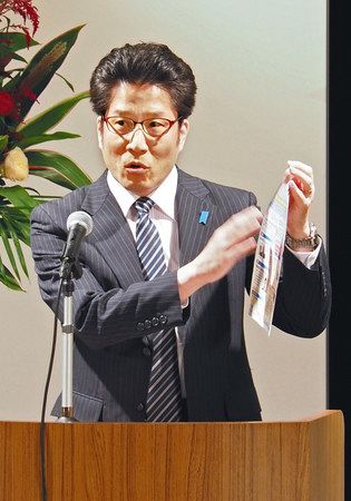 講演で拉致問題の早期解決を訴える横田拓也さん＝５日、川崎市中原区で
