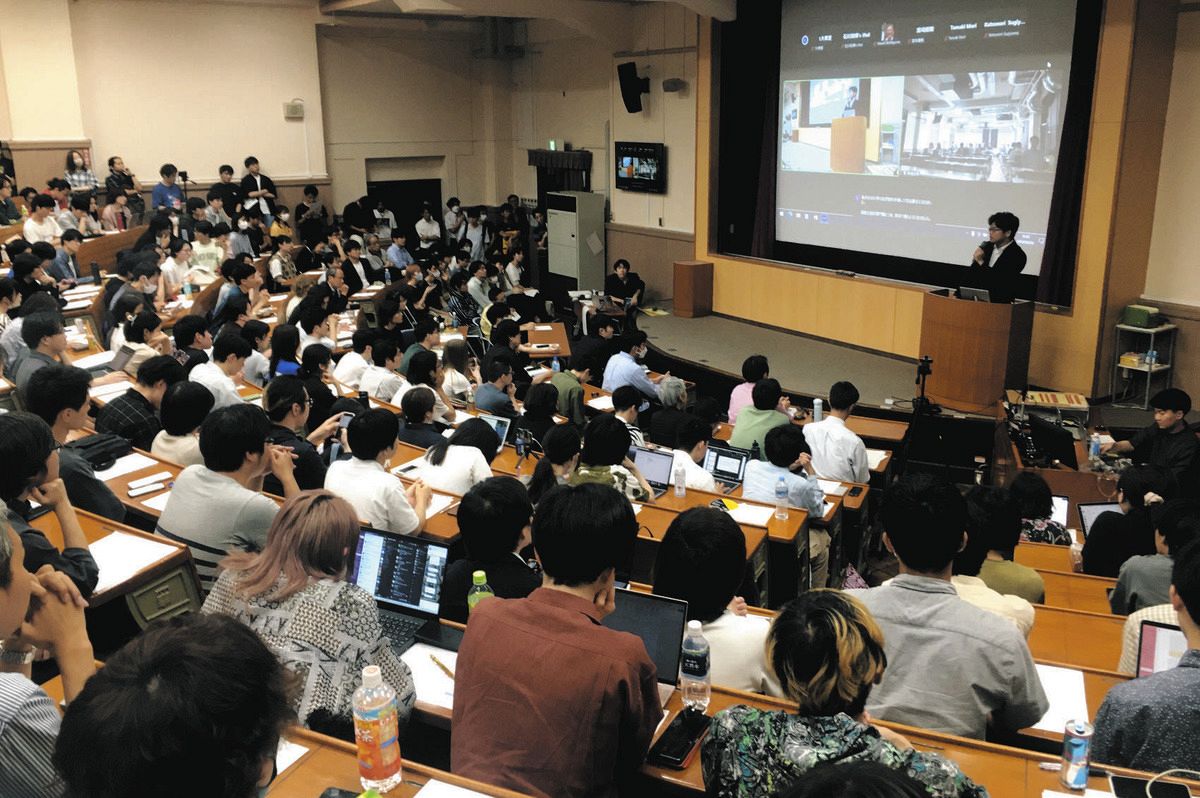 満員となった緊急全学集会。駒場キャンパスの学生もオンラインで参加した＝東京都文京区で